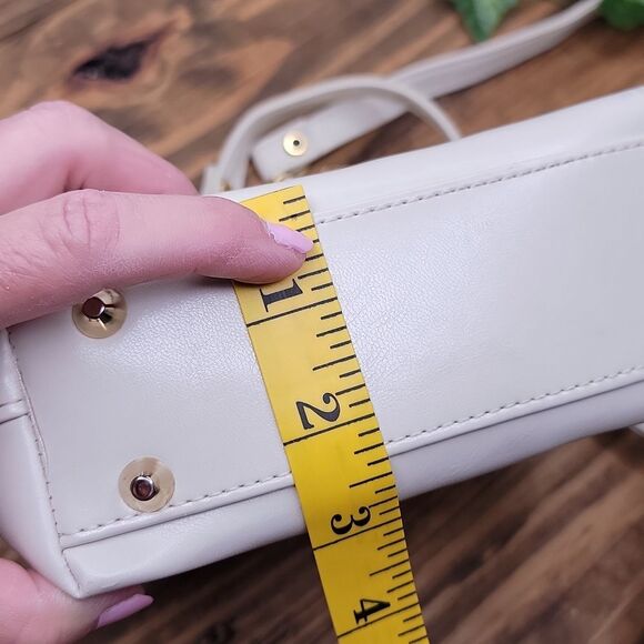 Liz Claiborne. Elegant Cream Crossbody Bag with Gold Chain. EUC - Picture 10 of 10